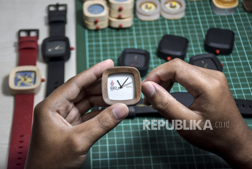 Pekerja menyelesaikan pembuatan jam tangan kayu di Kota Bandung, Selasa (1/11/2022). Pendanaan yang dibutuhkan UMKM di Indonesia dapat mencapai Rp 4.300 triliun pada 2026.
