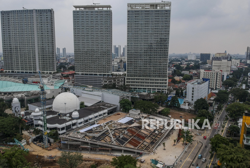 Suasana proyek revitalisasi Taman Ismail Marzuki (TIM) di Jakarta, Rabu (4/11). Progres pengerjaan proyek revitalisasi TIM tahap I yang meliputi Masjid Amir Hamzah, gedung parkir, pos damkar, perpustakaan dan wisma seni itu telah mencapai 40,86 persen dan ditargetkan rampung pada Juli 2021. Republika/Putra M. Akbar
