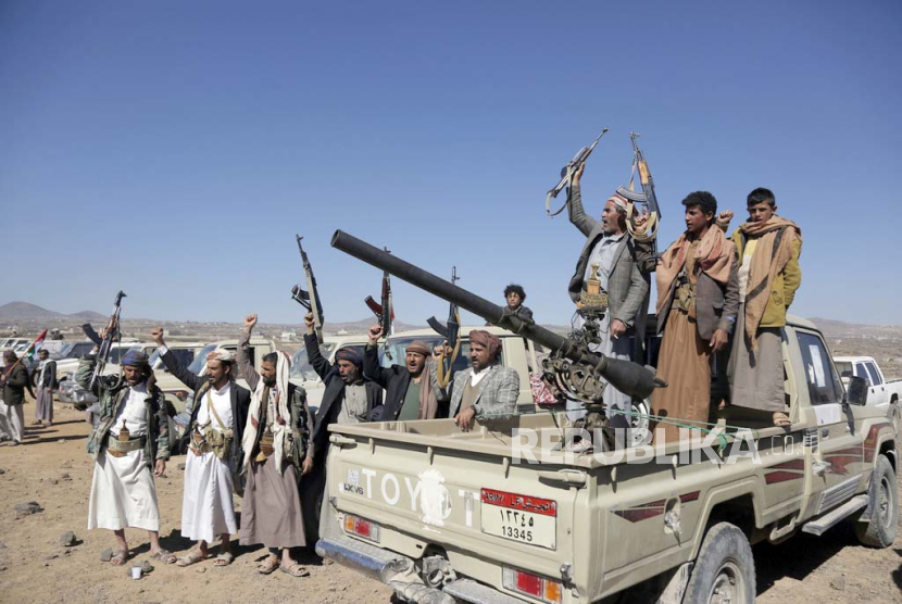 Pejuang dan anggota suku Houthi melakukan unjuk rasa menentang serangan AS dan Inggris di situs militer yang dikelola Houthi dekat Sanaa, Yaman, pada Ahad, (14/1/2024).