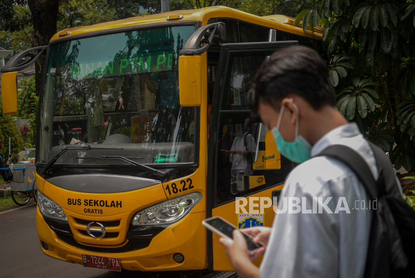 Pelajar bersiap menaiki bus sekolah usai mengikuti pembelajaran tatap muka (PTM) di SMK Negeri 15 Jakarta, Kebayoran Baru, Jakarta Selatan (ilustrasi) 