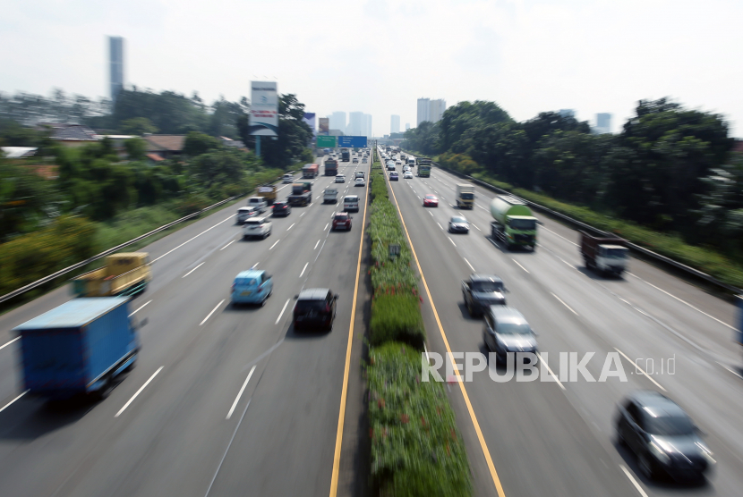 Sejumlah kendaraan melintas di ruas tol Jakarta - Tangerang di Tangerang, Banten, Senin (28/3/2022). Polri akan memberlakukan sistem tilang elektronik atau Electronic Traffic Law Enforcement (ETLE) bagi pengguna jalan tol yang melebihi batas kecepatan 120 km per Jam mulai 1 April 2022. 
