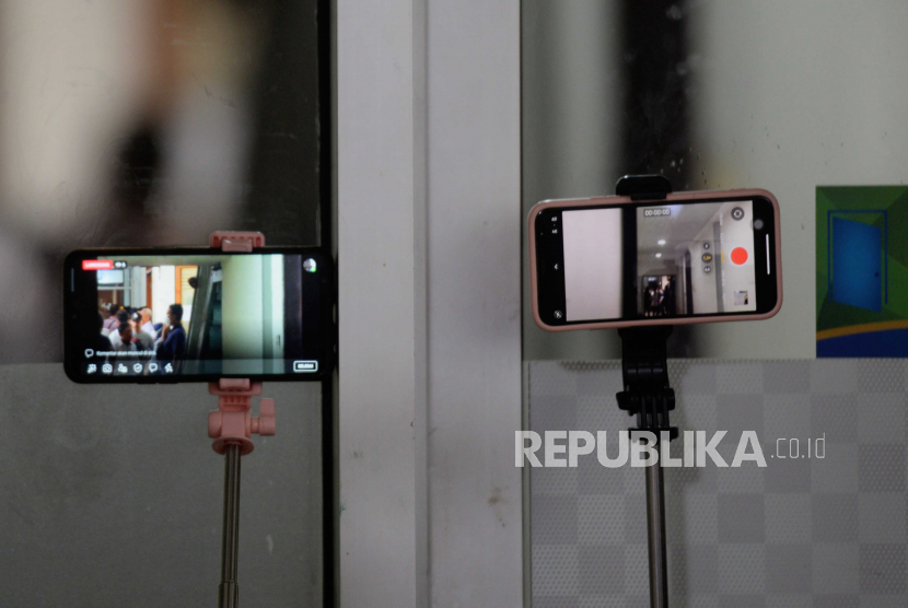 Jurnalis merekam suasana lorong saat berlangsungnya sidang vonis untuk terdakwa AG di Pengadilan Negeri Jakarta Selatan, Senin (10/4/2023). Politikus PSI sesalkan sikap KPAI dalam sidang penganiayaan David dengan terdakwa AG.