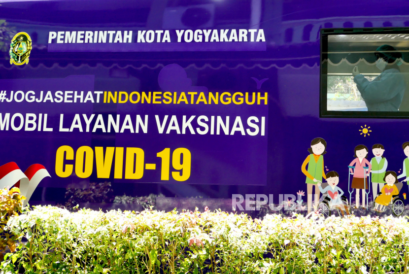 Tenaga kesehatan mengambil vaksin  Covid-19 di mobil layanan vaksinasi Covid-19, Yogyakarta, Kamis (2/9). Mulai hari ini Pemerintah Kota Yogyakarta mengaktifkan mobil layanan vaksinasi Covid-19. Ini dilakukan untuk meningkatkan cakupan vaksinasi Covid-19 di masyarakat. Terutama di kecamatan yang persentase vaksinasi masih rendah.