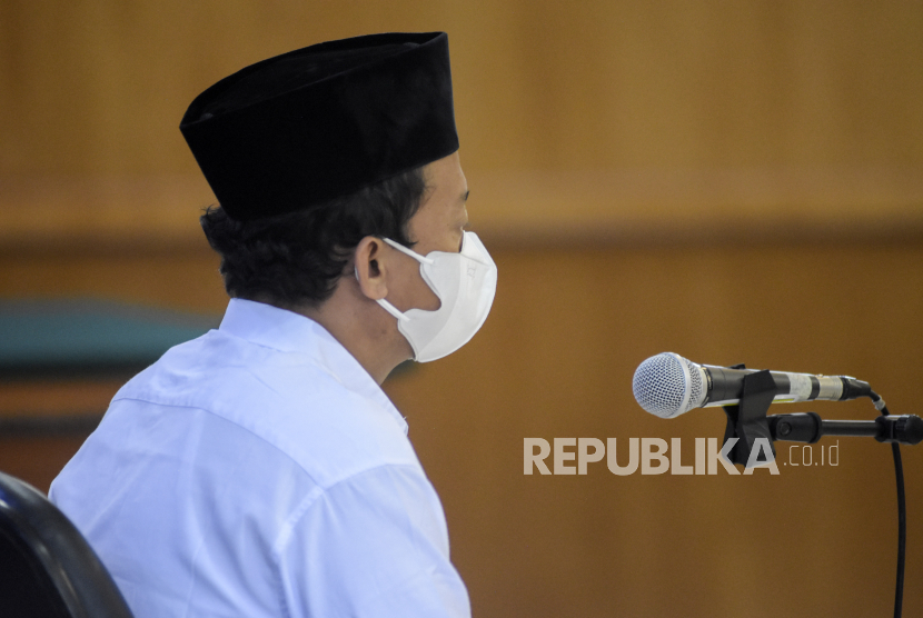 Terpidana kasus pemerkosaan terhadap 13 santri Herry Wirawan menjalani sidang vonis di Pengadilan Negeri (PN) Kelas IA Bandung, Jalan LLRE Martadinata, Kota Bandung, Jawa Barat, Selasa (15/2/2022). 