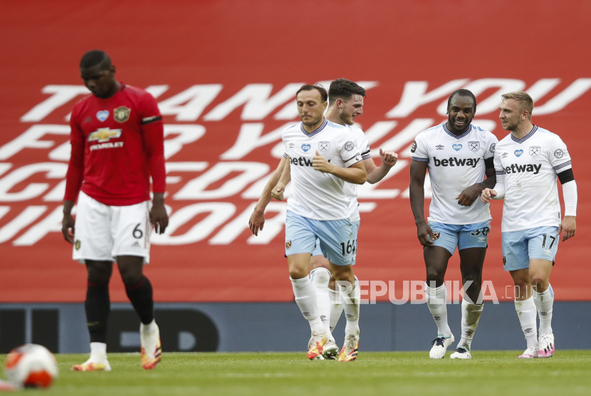 Michail Antonio dan rekannya merayakan gol penalti ke gawang MU di Old Trafford, Kamis (23/7).