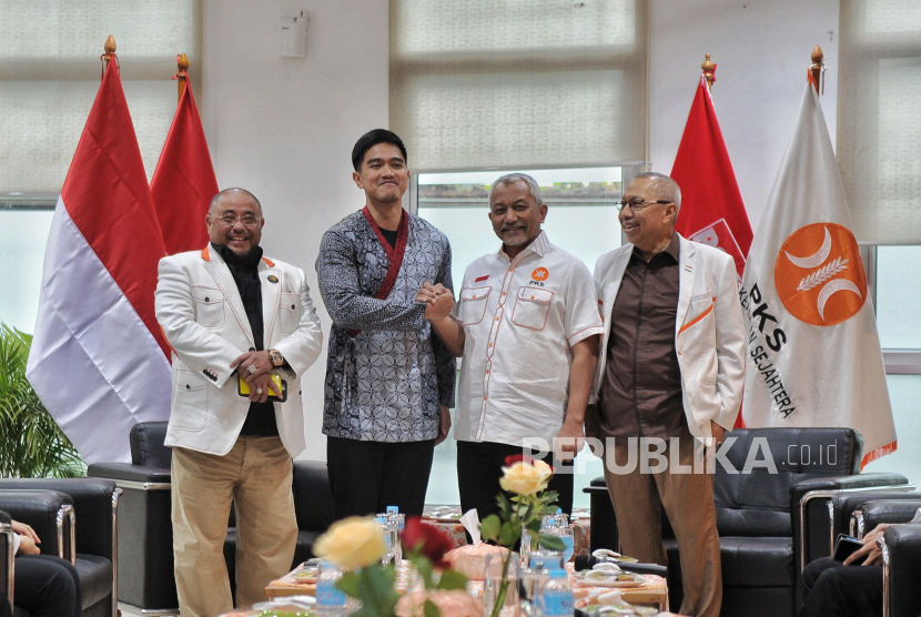 Presiden PKS Ahmad Syaikhu (kedua kanan) bersalaman dengan Ketua Umum PSI Kaesang Pangarep (kedua kiri) saat tiba di kantor DPP PKS, Jakarta, Senin (8/7/2024). Pertemuan tersebut dalam rangka silaturahmi sekaligus membahas tentang peluang koalisi dalam menghadapi Pilkada serentak tahun 2024. Sebelumnya, Ketua Umum PSI Kaesang Pangarep mengatakan bahwa partainya tetap membuka komunikasi untuk berkoalisi dengan PKS atau partai lainnya  dalam Pilkada 2024.