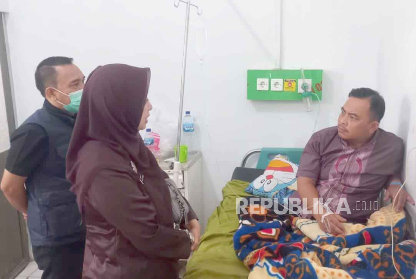 Tim surveilans melakukan investigasi dan penyelidikan epidemiologi terkait kasus warga yang mengalami gejala keracunan pangan di Kecamatan Cilawu, Kabupaten Garut, Jawa Barat, Kamis (12/10/2023). 