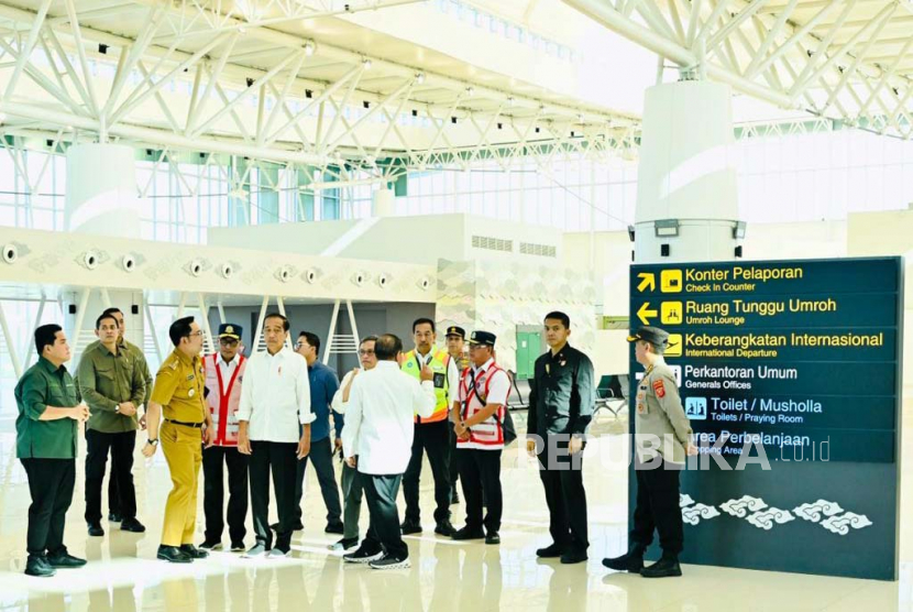 Presiden Joko Widodo meninjau fasilitas di Bandara Internasional Jawa Barat (BIJB) atau Bandara Kertajati di Kabupaten Majalengka, Jawa Barat, Selasa (11/7/2023).