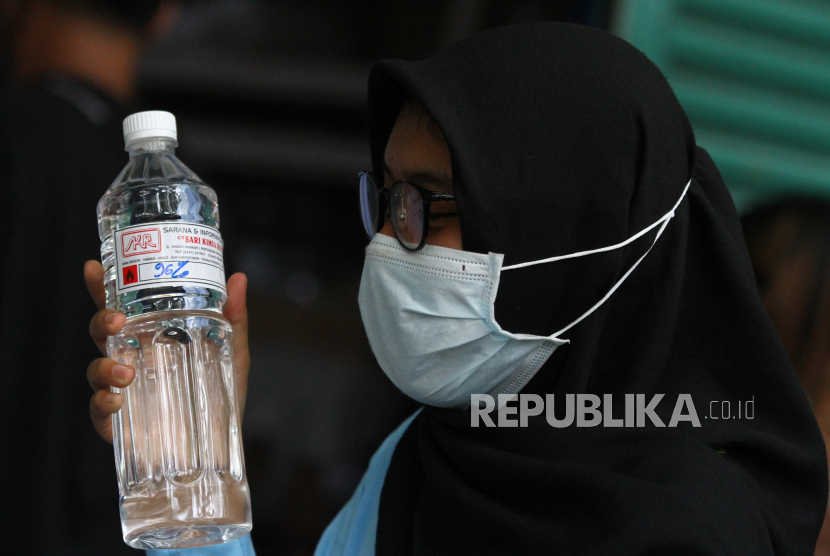 Warga menunjukkan cairan alkohol yang dibelinya di sebuah toko kimia di Malang, Jawa Timur, ilustrasi