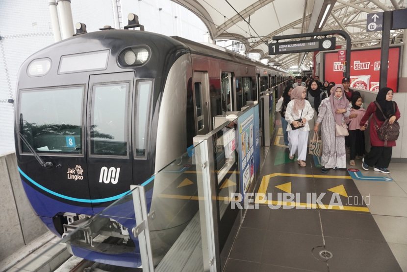 Penumpang berjalan untuk keluar Stasiun MRT Blok M, Jakarta, Selasa (26/12/2023).