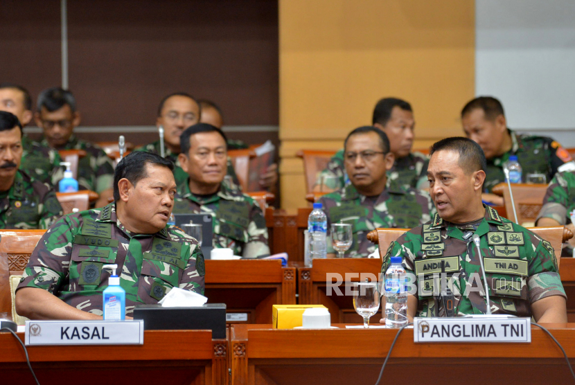 Panglima TNI Jenderal TNI Andika Perkasa berbincang dengan Kepala Staf TNI Angkatan Laut (KSAL) Laksamana TNI Yudo Margono.