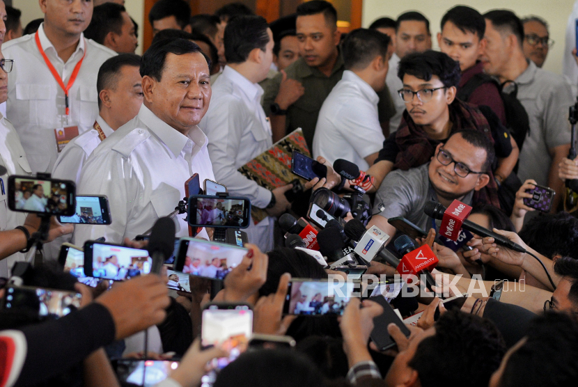 Ketua Umum Partai Gerindra Prabowo Subianto. Ratusan pendukung Prabowo-Gibran mulai memadati jalan depan gedung KPU.