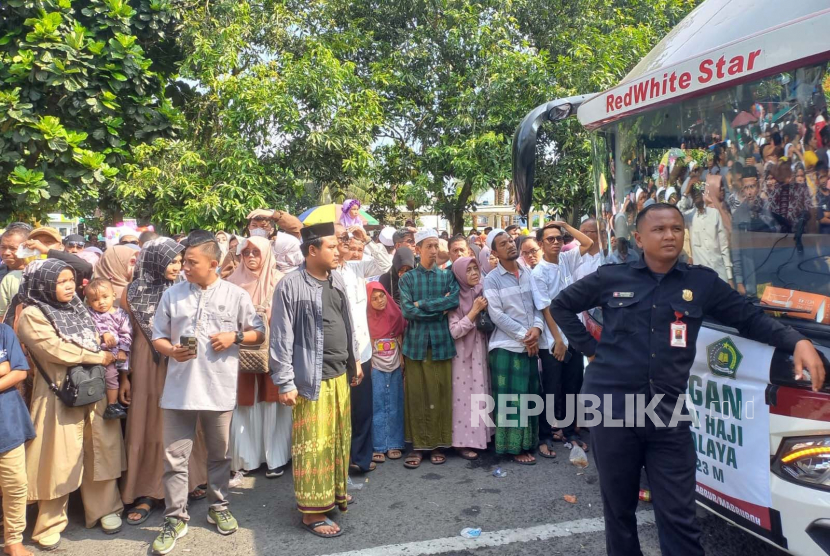 Pelepasan keberangkatan sebanyak 432 calon haji (calhaj) asal Kota Tasikmalaya di Gedung Dakwah, Kota Tasikmalaya, Jawa Barat, Kamis (1/6/2023). 