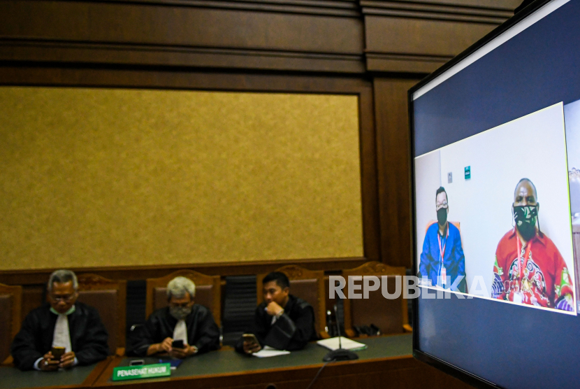Sebuah persidangan pembacaan putusan terdakwa korupsi di Pengadilan Tipikor, Jakarta melalui video conference digelar kala pendemi corona. (ilustrasi)