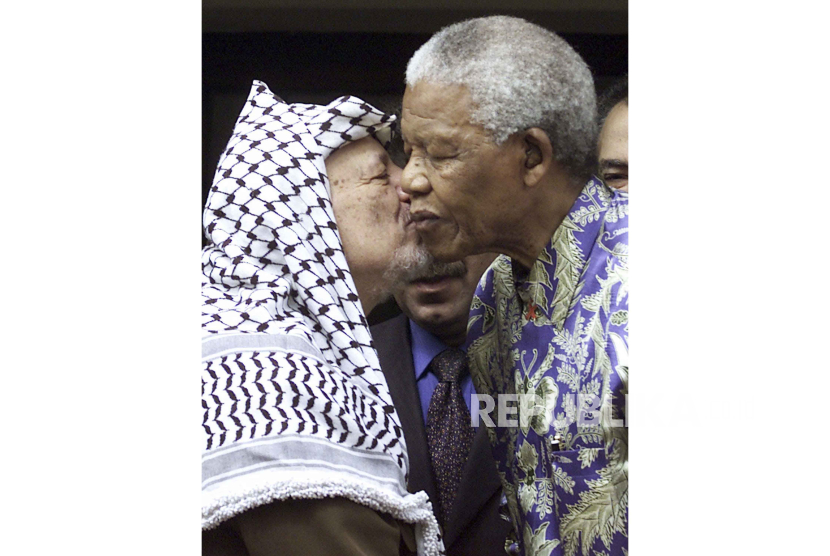 Pemimpin Palestina Yasser Arafat dan Nelson Mandela.