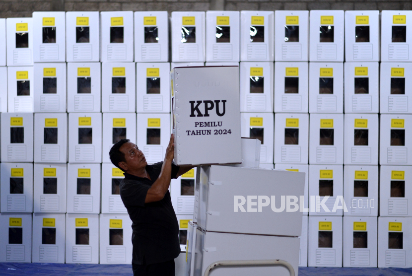 Pekerja menyusun kotak suara Pemilu 2024 yang telah dirakit di Gudang KPU Badung, Bali, Kamis (4/1/2024). KPU setempat merakit sebanyak 7.425 kotak suara yang nantinya akan didistribusikan ke 1.485 tempat pemungutan suara (TPS) Pemilu 2024 di Kabupaten Badung. 
