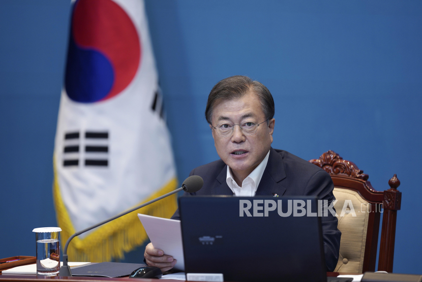 Presiden Korea Selatan Moon Jae-in. Presiden Korea Selatan Moon Jae-in mengajak semua negara untuk memperbaiki rantai suplai dunia karena terpengaruh pandemi Covid-19.