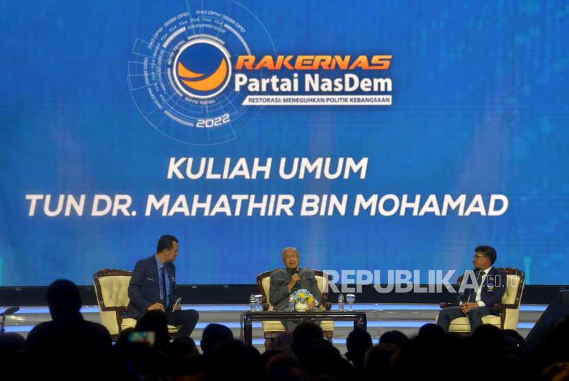 Mantan Perdana Menteri Malaysia Mahathir Mohamad memberikan kuliah umum dalam Rakernas Partai Nasdem  di Jakarta Convention Center (JCC) Senayan, Jakarta, Jumat (17/6/2022). Dalam kesempatan tersebut Mahathir membicarakan soal kepemimpinan nasional, yang salah satunya adalah seorang pemimpin harus memperhatikan rakyat.Prayogi/Republika