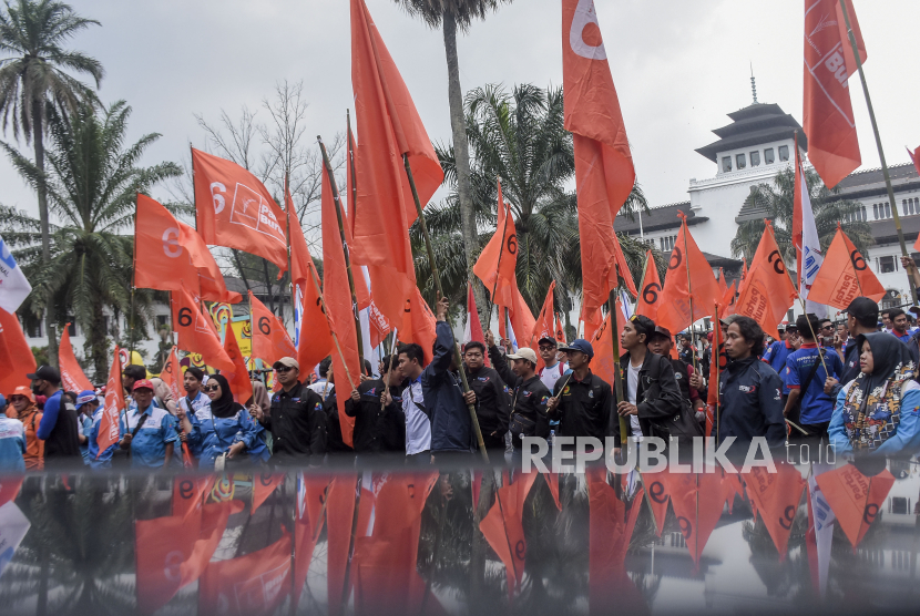 Buruh dari berbagai serikat dan konfederasi melakukan aksi di depan Gedung Sate, Bandung, Jawa Barat, Selasa (28/11/2023). (Ilustrasi)