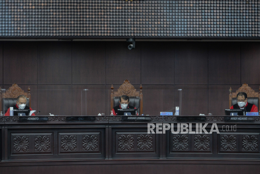 Ketua Mahkamah Konstitusi (MK) Anwar Usman (tengah) saat memimpin sidang di ruang sidang utama gedung MK, Jakarta.