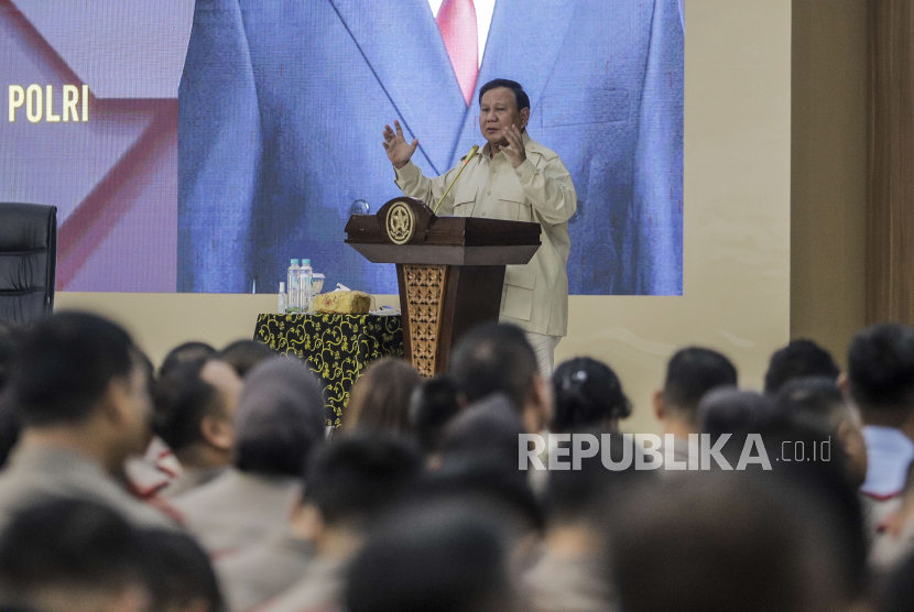 Menhan Prabowo Subianto menjadi pembicara dalam dialog kebangsaan di Gedung Utaryo Sespim Lemdiklat Polri, Lembang, Kabupaten Bandung Barat, Jawa Barat, Jumat (16/6/2023). 