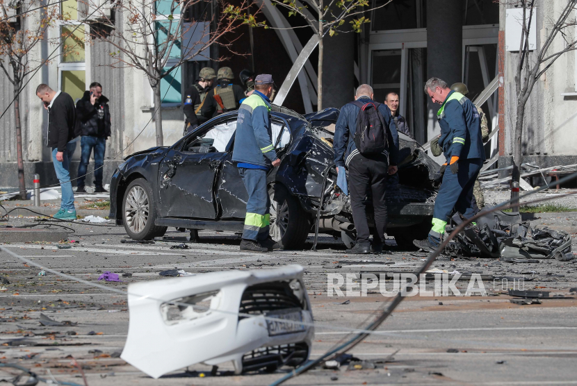  Pakar Ukraina memeriksa mobil yang hancur setelah penembakan di pusat kota Kyiv (Kiev), Ukraina, 10 Oktober 2022. Gedung Putih mengatakan Amerika Serikat (AS) akan meminta pertanggung jawaban Rusia atas 