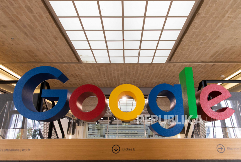 Logo Google ditampilkan di kantor Google di Berlin, Jerman, 24 Juni 2019.