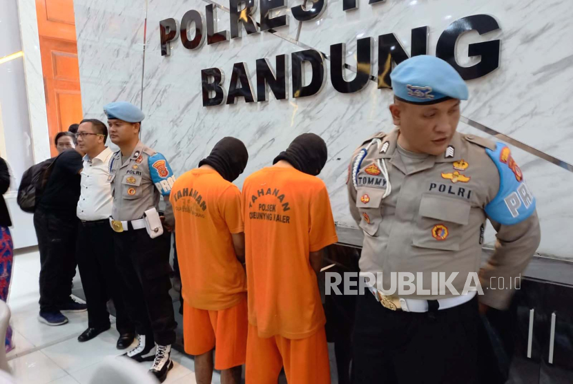 Polrestabes Bandung menangkap dua tersangka muncikari terkait kasus prostitusi online menggunakan aplikasi Michat.