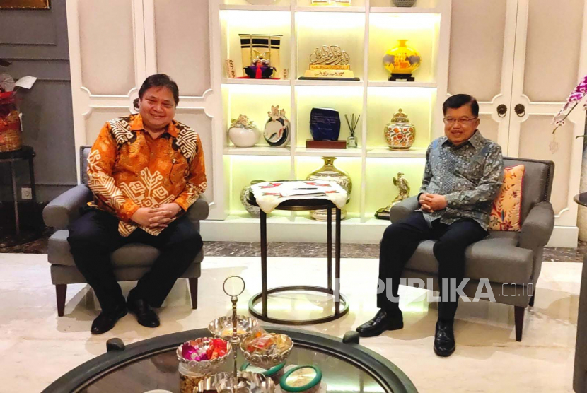Ketua Umum Partai Golkar, Airlangga Hartarto menyambangi kediaman Wakil Presiden ke-10 dan ke-12 Muhammad Jusuf Kalla atau JK, di Jakarta, Kamis (4/5/2023) malam. 