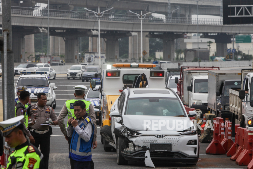 Petugas mengevakuasi mobil yang terlibat kecelakaan beruntun di Gerbang Tol Halim Utama, Jakarta, Rabu (27/3/2024). Kecelakaan beruntun yang melibatkan tujuh kendaraan itu diduga akibat supir truk yang berkendara secara ugal-ugalan. Tidak ada korban jiwa dalam kejadian tersebut namun empat orang mengalami luka serius dan telah dibawa ke rumah sakit.