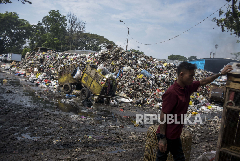 Warga beraktivitas di dekat Tempat Pembuangan Sampah Sementara (TPS) Ciwastra yang ditutup sementara di Rancasari, Kota Bandung, Jawa Barat.
