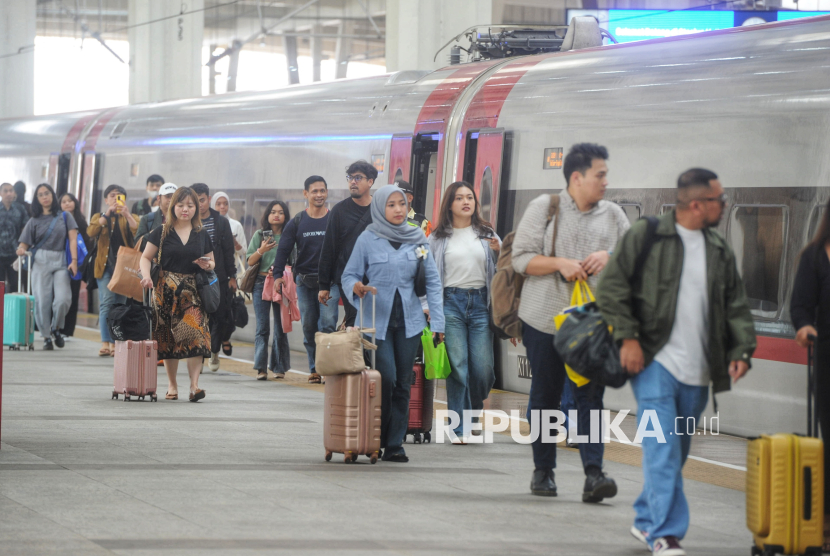 Penumpang berjalan menuju gerbong kereta cepat WHOOSH di Stasiun Kereta Cepat Halim, Jakarta, Jumat (28/3/2025). 