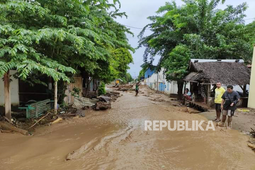 Warga mengamati lumpur akibat banjir bandang yang menerjang Waiwerang, Adonara Timur, Flores Timur, NTT, Senin (5/4/2021). Berdasarkan data BNPB hingga senin siang, korban meninggal dunia akibat banjir bandang di Flores Timur mencapai  68 jiwa. 