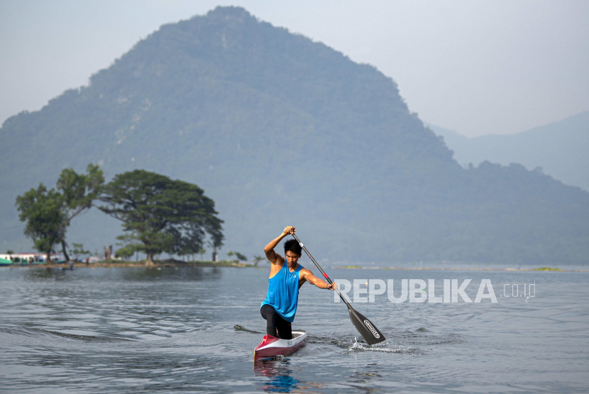 Atlet dayung nomor canoe Yuda Firmansyah berlatih dalam Pelatnas Dayung di Waduk Jatiluhur, Kabupaten Purwakarta, Jawa Barat, Selasa (16/6/2020).  *** Local Caption *** 