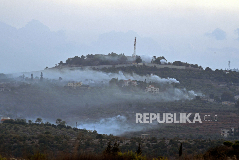 Asap muncul usai serangan artireli Israel ke Desa Dhayra yang berlokasi di perbatasan Lebanon-Israel.