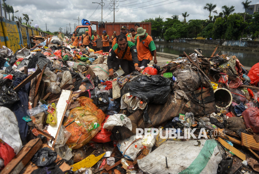 Sampah Sisa Banjir Menumpuk di Jalan Inspeksi Kali Mookervart Daan Mogot