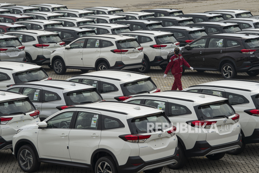 Petugas berjalan di antara mobil-mobil yang akan diekspor di dermaga IPC Car Terminal, Pelabuhan Tanjung Priok, Jakarta, Selasa (4/8/2020). 