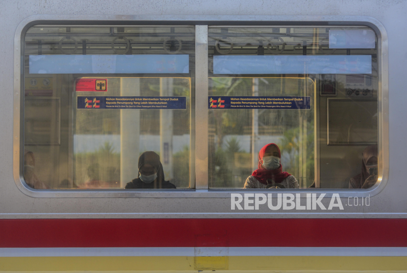 Sejumlah penumpang menunggu waktu keberangkatan KRL Commuter Line di Stasiun Bogor, Kota Bogor, Jawa Barat, Senin (5/5).