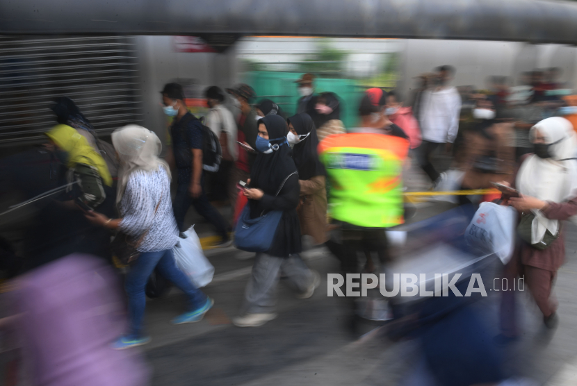 Penumpang berjalan menuju Stasiun Tanah Abang di Jakarta, Senin (7/2/2022). Pemerintah resmi menaikkan status PPKM Jabodetabek ke level 3 seiring dengan peningkatan kasus COVID-19. 