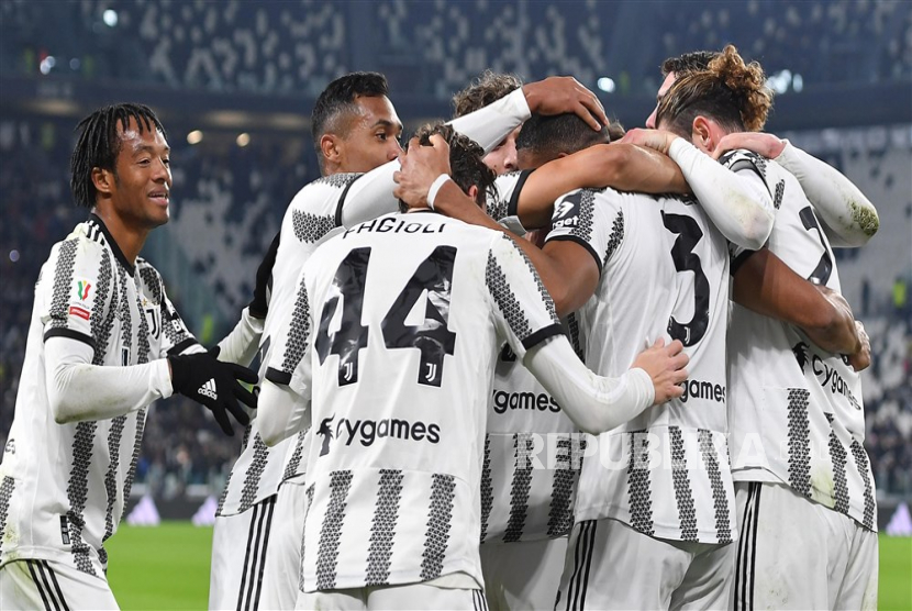 Para pemain Juventus merayakan gol.