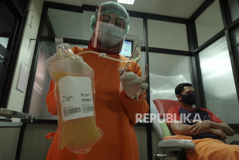 Petugas melmperlihatkan hasil pengambilan plasma darah atau plasma konvalesen dari pasien sembuh COVID-19, di Unit Donor Darah (UDD) PMI Banyumas, Banyumas, Jateng, Senin (7/12/2020). UDD PMI Banyumas melayani permintaan plasma konvalesen, yang digunakan untuk terapi antibodi pada proses penyembuhan pasien COVID-19 dari sejumlah wilayah termasuk DKI Jakarta, meski terkendala minimya jumlah pendonor. 