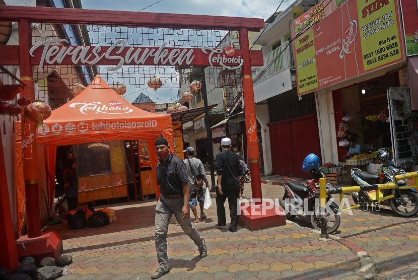 Pejalan kaki melintas di depan Teras Surken, Bogor, Jawa Barat, Senin (1/3). Kalangan pedagang di lokasi kuliner itu menyatakan omset penjualan mereka menurun akibat sepinya pengunjung selama pandemi COVID-19.Prayogi/Republika.