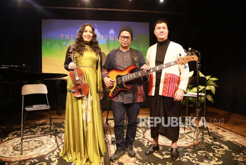 Musisi jazz Indonesia Bintang Indrianto (tengah) berkolaborasi dengan Mia Ismi dan Haikal Baron merilis album bertajuk Cinta Ramadhan. 