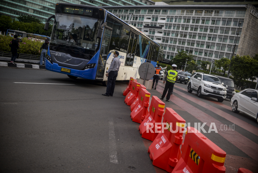 Bus Transjakarta. inas Perhubungan DKI Jakarta membarui sistem tiket TransJakarta (tap on bus) untuk integrasi tarif khususnya armada yang melayani rute terkoneksi dengan MRT dan LRT Jakarta.
