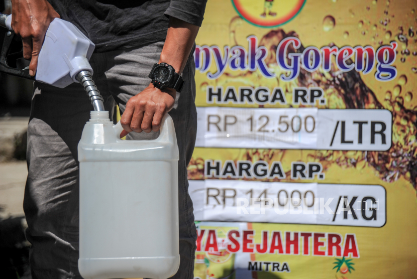 Petugas mengisi minyak goreng ke dalam jeriken (ilustrasi). Perum Bulog Divre Sulawesi Utara (Sulut) menyiapkan stok minyak goreng hingga Februari 2023 agar ada stabilitas harga dan pasokan ke masyarakat.