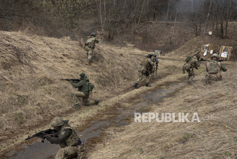  Tentara Ukraina dari Brigade Terpisah ke-103 dari Pertahanan Teritorial Angkatan Bersenjata, menembakkan senjata mereka, selama latihan, di sebuah lokasi yang dirahasiakan, dekat Lviv, Ukraina barat, Selasa, 29 Maret 2022. Parlemen Jerman Bundestag menyetujui petisi pengiriman bantuan senjata berat ke Ukraina. 