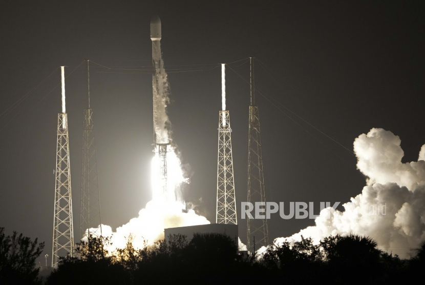 Roket SpaceX Falcon 9, dengan muatan termasuk dua penjelajah bulan dari Jepang dan Uni Emirat Arab, lepas landas dari Launch Complex 40 di Stasiun Angkatan Luar Angkasa Cape Canaveral di Cape Canaveral, Florida, Ahad 11 Desember 2022. UEA Luncurkan Misi Astronaut Arab Jangka Panjang Pertama
