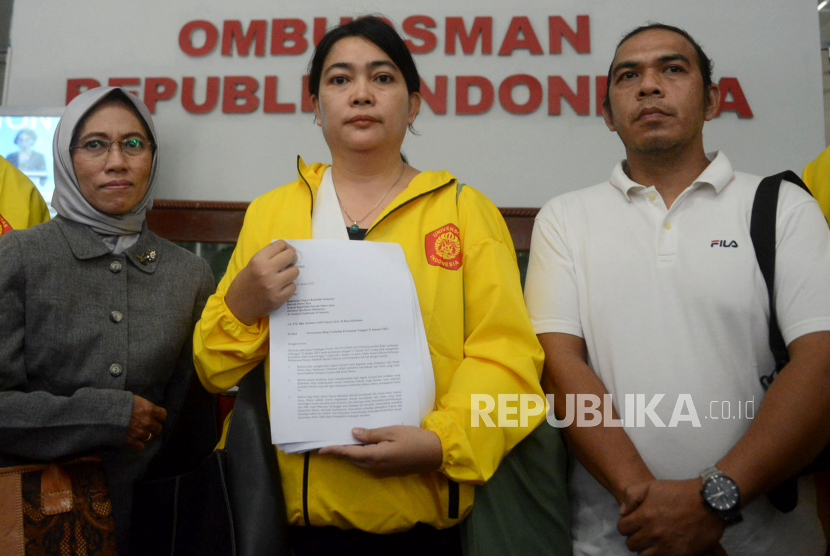 Kedua orang tua Almarhum M Hasya Attalah didampingi kuasa hukum keluarga Hasya, Gita Paulina (tengah) tiba Kantor Ombudsman RI, Kuningan, Jakarta, Selasa (31/1/2023).