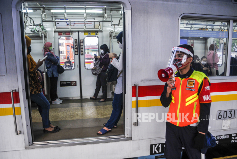 Petugas keamanan memberi himbauan untuk mengatur jarak antar penumpang di Stasiun Bekasi, Jawa Barat, Selasa (2/6/2020). PT Kereta Commuter Indonesia (KCI) akan  menyiapkan protokol kesehatan menghadapi tatanan normal baru untuk diterapkan ke pengguna dan petugas Kereta Rel Listrik (KRL)