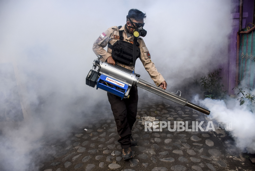 Anggota Pramuka Kwarcab Cimahi melakukan pengasapan (fogging) di lingkungan perumahan warga di Jalan Kihapit Barat, Kota Cimahi